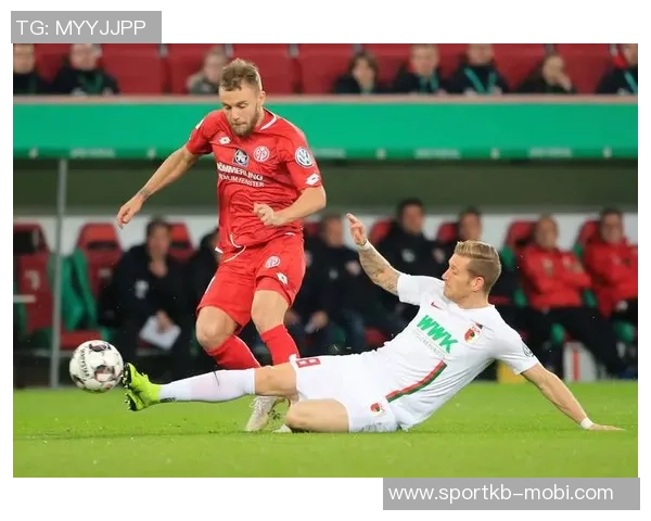 拜仁海报热身美因茨之战阿方索戴维斯独自亮相展现风采