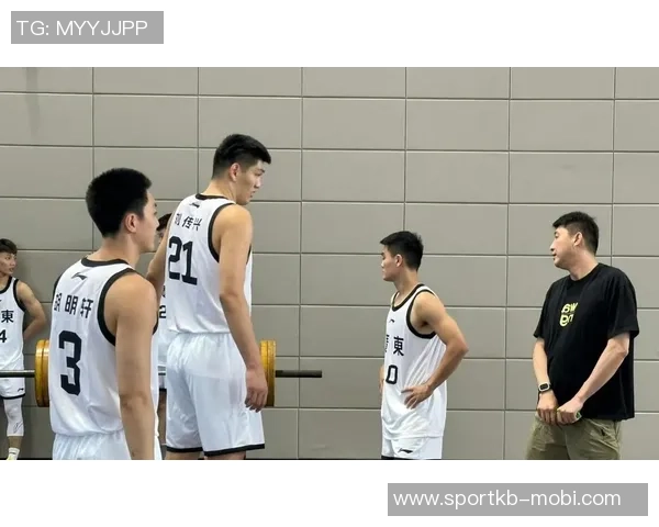 媒体人分享广东全运男篮探班照片赵睿身穿北京T恤与胡明轩崔永熙同框合影